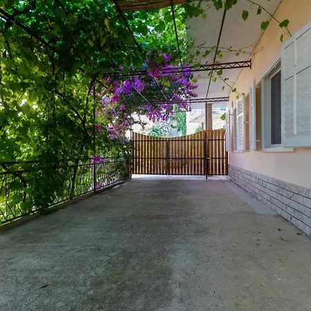 Apartment Apartments By The Sea Sumpetar, Omis - 949